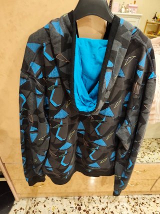 Chaqueta con cremallera y estampado