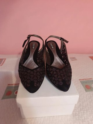 Zapatos negros de fiesta. Tacón y tiras.