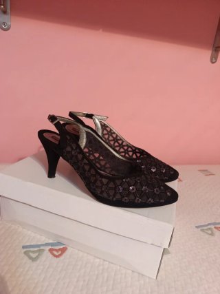 Zapatos negros de fiesta. Tacón y tiras.