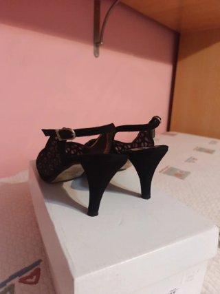 Zapatos negros de fiesta. Tacón y tiras.