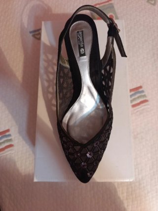 Zapatos negros de fiesta. Tacón y tiras.