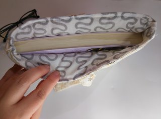 Custodia per libro floreale con lacci imbottita