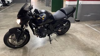 Moto Naked Negra - Motor Averiado