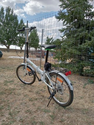 Bicicleta plegable blanca
