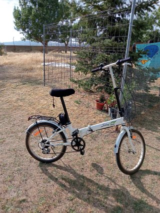 Bicicleta plegable blanca