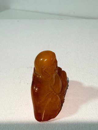 Buda de jade amarillo sentado