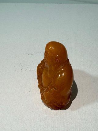 Buda de jade amarillo sentado
