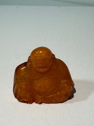 Buda de jade amarillo sentado