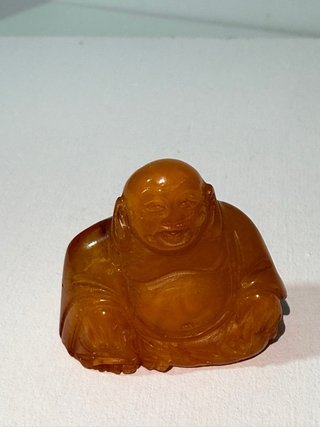Buda de jade amarillo sentado