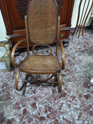 Mecedora antigua de madera y ratán