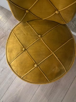 Butaca tapizada terciopelo oro