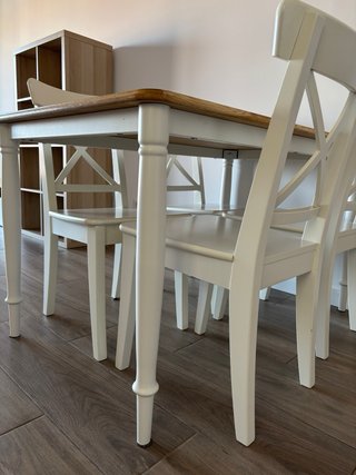 Mesa comedor y 4 sillas blancas