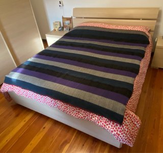 Coperta a righe blu, beige, viola e nere