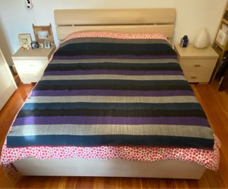 Coperta a righe blu, beige, viola e nere