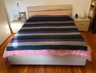 Coperta a righe blu, beige, viola e nere
