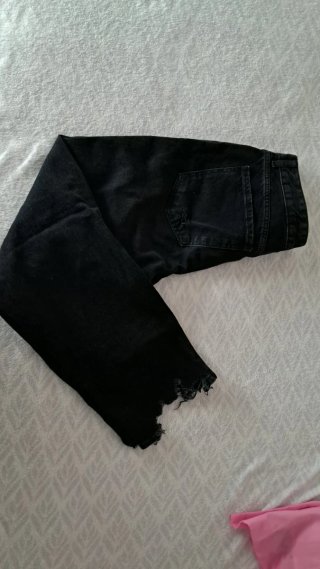 Pantalones vaqueros negros rotos