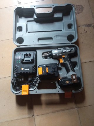 Taladro Titan 18V con cargador y maletín