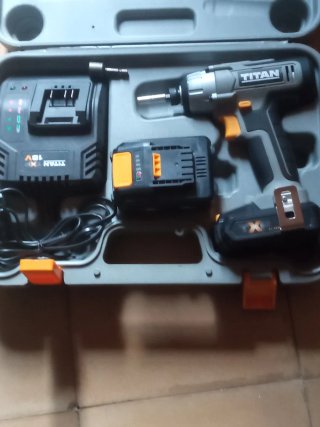 Taladro Titan 18V con cargador y maletín