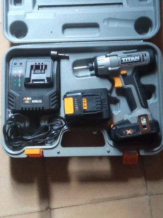 Taladro Titan 18V con cargador y maletín