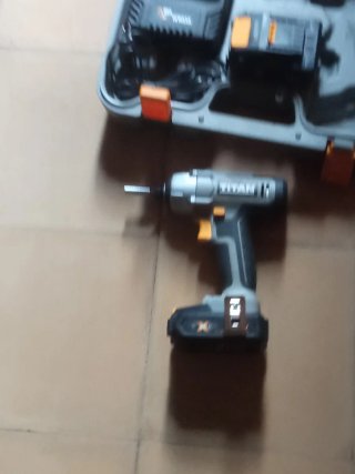Taladro Titan 18V con cargador y maletín