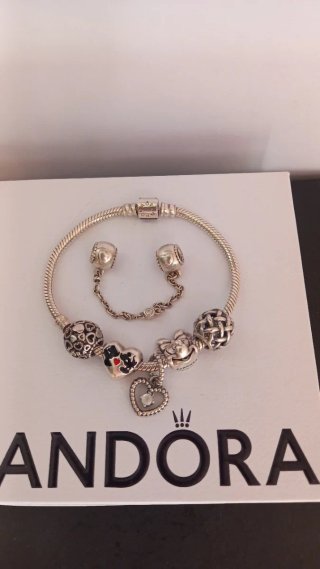 Pulsera Pandora con varios charms