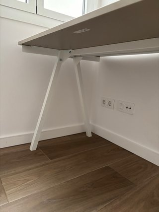 Escritorio beige y blanco