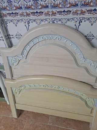 Cabecero de madera beige y blanco