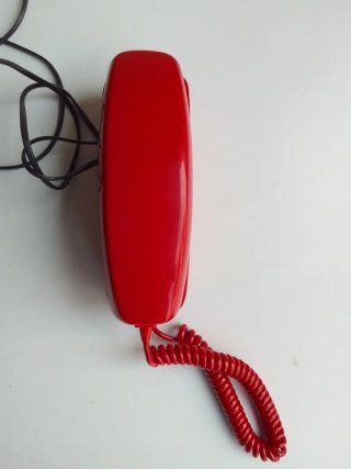 Teléfono antiguo rojo