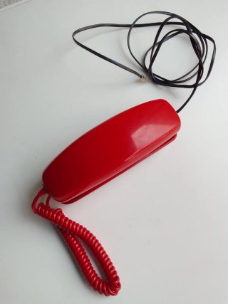 Teléfono antiguo rojo