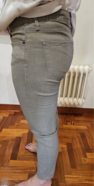 Pantalón pitillo Zara gris efecto lavado