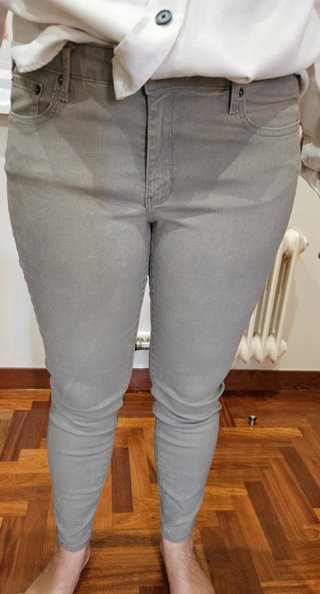 Pantalón pitillo Zara gris efecto lavado
