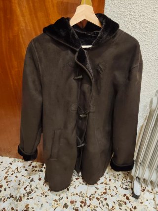 Chaqueta marrón con capucha