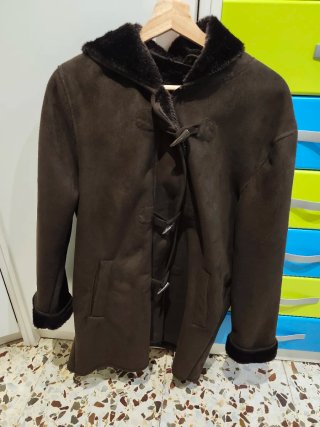 Chaqueta marrón con capucha