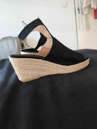 Sandalias cuña negras sin usar
