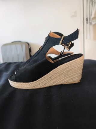 Sandalias cuña negras sin usar
