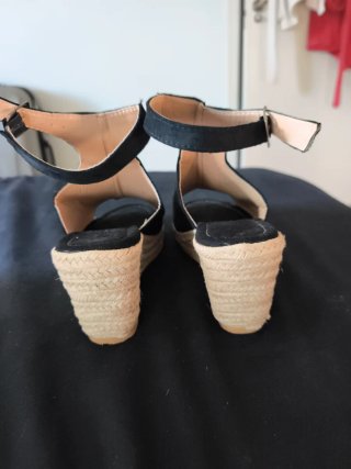 Sandalias cuña negras sin usar
