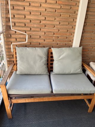 Banco de madera exterior con cojines