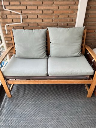 Banco de madera exterior con cojines