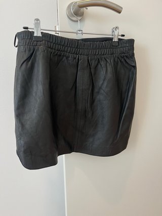 Falda corta de piel negra