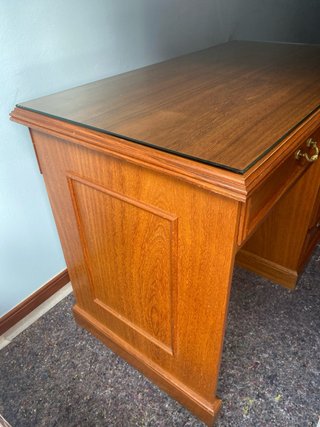 Escritorio de madera maciza con tapa de cristal