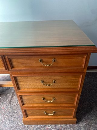 Escritorio de madera maciza con tapa de cristal