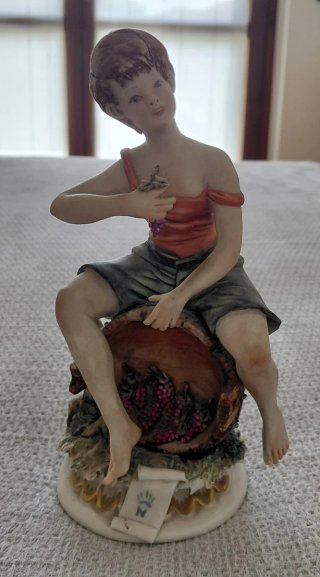 Statuina porcellana con giovane in vendemmia