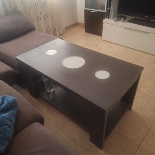 Mesa de centro moderna gris con cristales blancos.