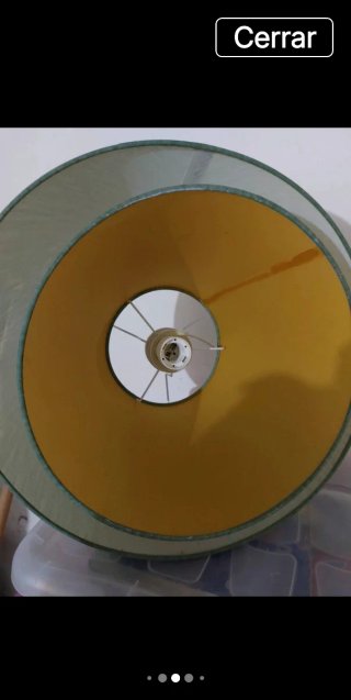 Lámpara de techo verde y blanca