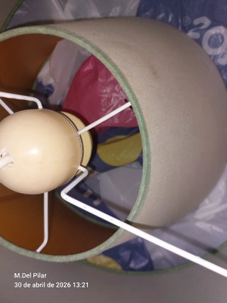 Lámpara de techo verde y blanca