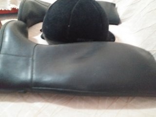 Casco y botas de equitación negros