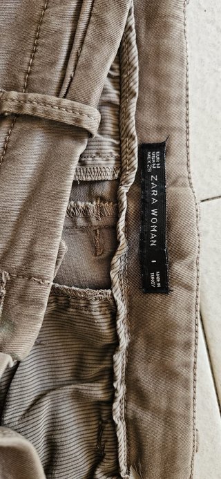 Pantalón pitillo Zara beige/caqui cremalleras