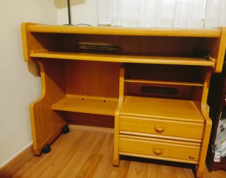 Escritorio de madera con superficie de cristal