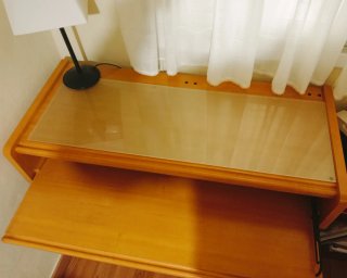 Escritorio de madera con superficie de cristal