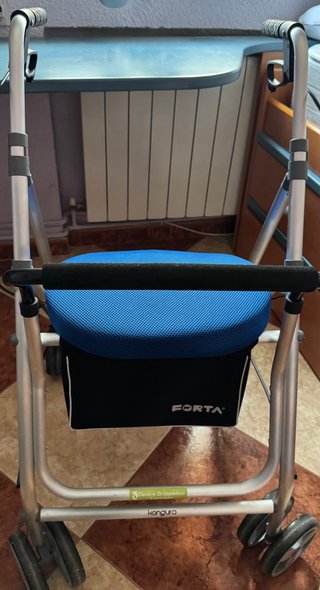 Andador para mayores con asiento azul